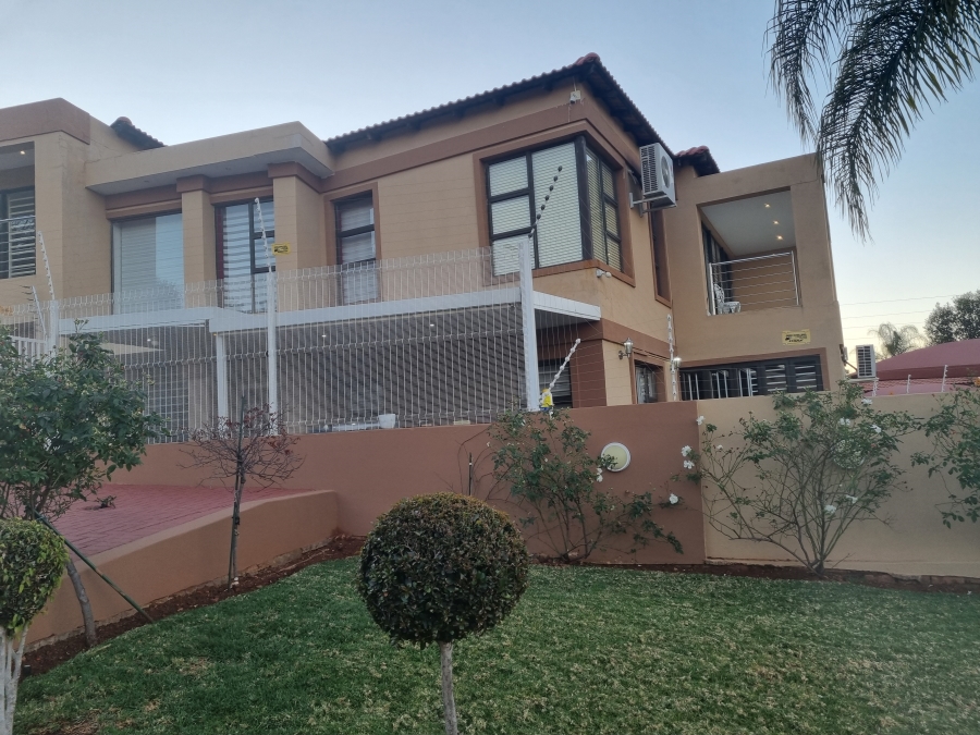5 Bedroom Property for Sale in Safari Gardens North West